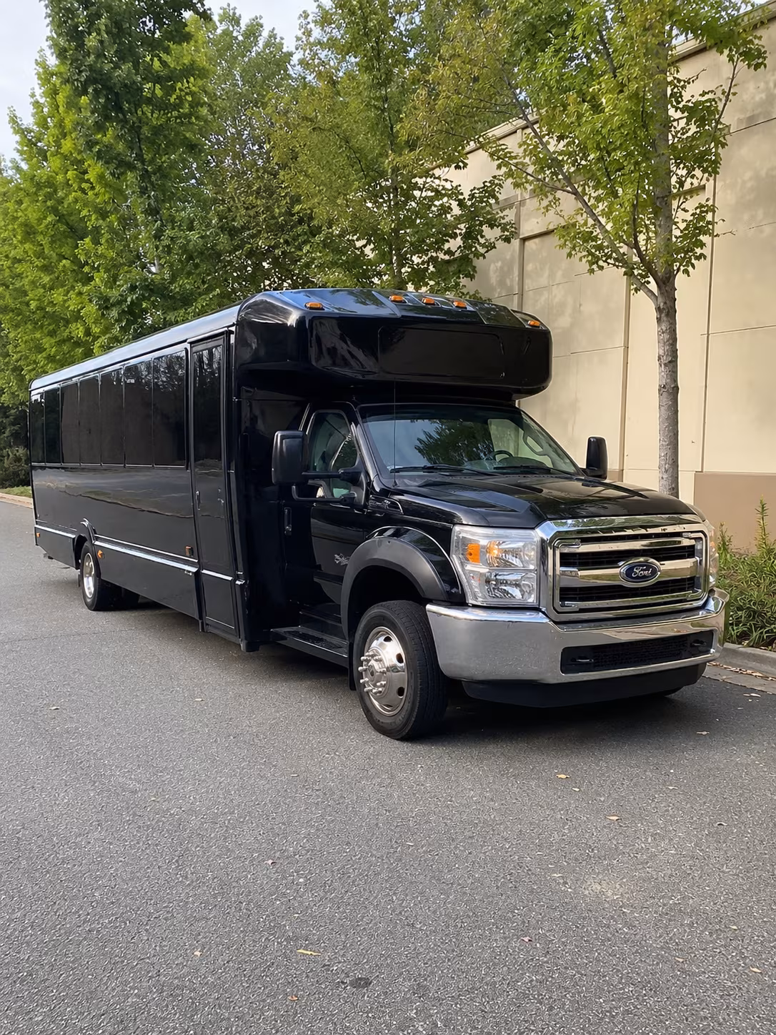 Richardson Winery Tour & Pub Crawl Transportation party bus exterior